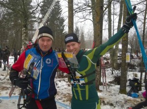 Tommi Reponen (vas.) ja Janne Häkkinen tuulettivat SM-sprinttiviestin kultaa Tuuloksessa.